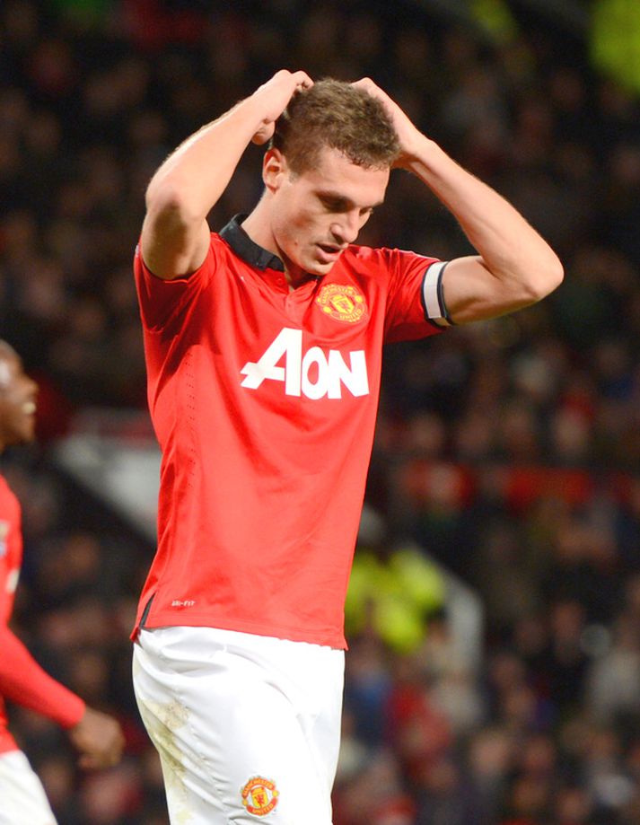 Nemanja Vidic heldur fyrirliðabandinu.