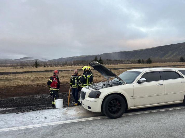 Verið er að hreinsa olíu á vettvangi við Ingólfsfjall.