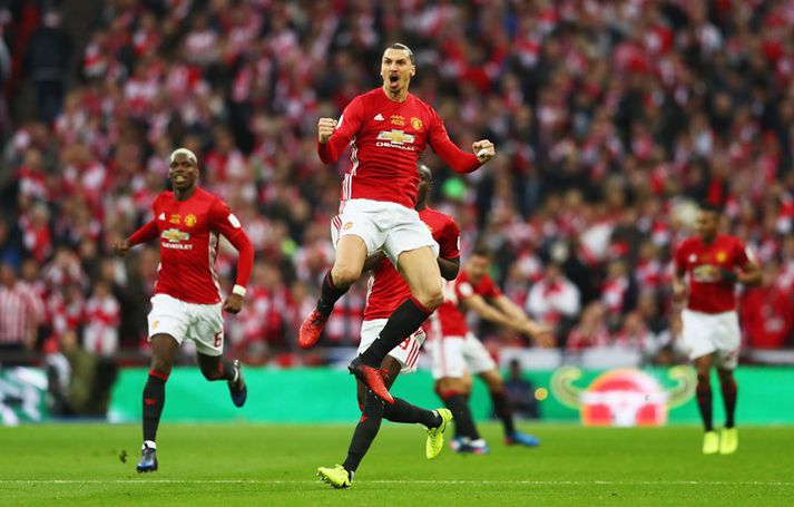 Zlatan fagnar fyrra marki sínu á Wembley í gær.