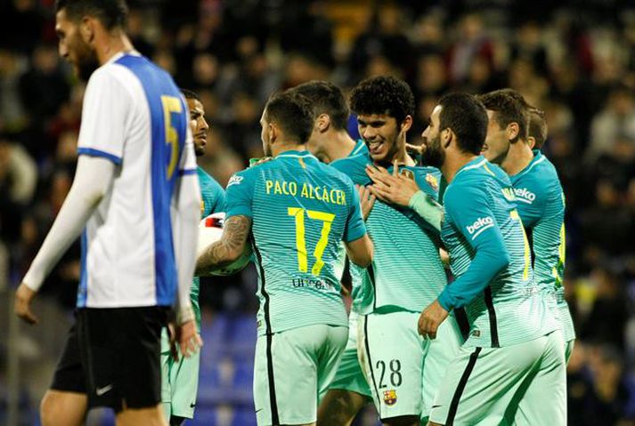 Leikmenn Barcelona fagna jöfnunarmarki Carles Alena.
