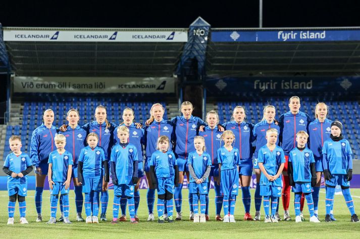 Þessir krakkar fylgdu íslenska liðinu inn á Laugardalsvöll fyrir leik við Þýskaland síðasta haust.