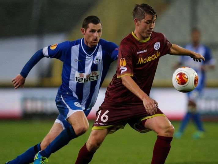 Ólafur Ingi í baráttu við Nick Powell í leik Zulte-Waregem gegn Wigan.