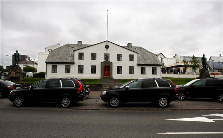 Ráðherrabílar fyrir utan stjórnarráðið.