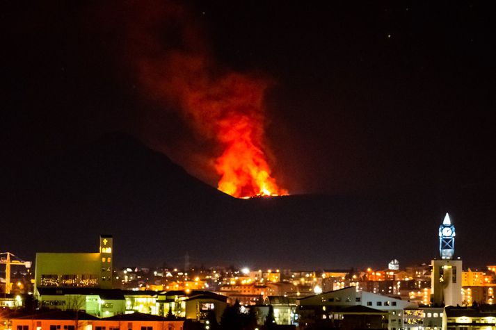 Bjarminn af eldgosinu á Reykjanesi yfir Garðabæ í nótt.