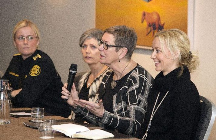 Pallborðsumræður voru eftir erindin þar sem meðal annars var rætt hvort vantaði betri úrræði fyrir börn sem höfðu upplifað heimilisofbeldi. 