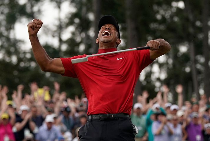 Tiger Woods fagnar sigri sínum á Masters mótinu árið 2019.