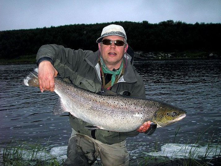 Hilmar Hansson sæll og glaður með einn 25 punda lax sem hann veiddi í Yokanga.