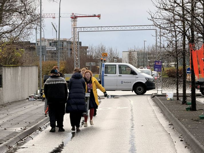 Inga Auðbjörg Straumland heldur utan um skipulagningu viðburðarins. Hér er hún í Sóleyjargötu en umferð um götuna er lokuð í dag vegna viðburðarins.