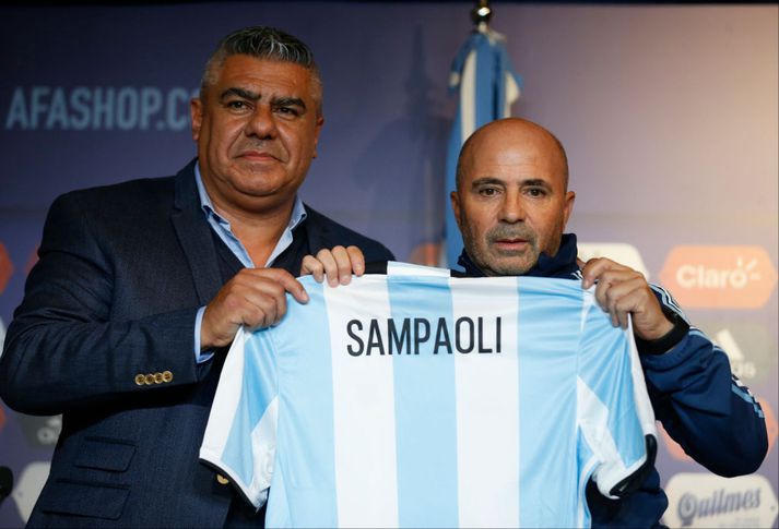 Tapia, sá stærri, er hér með Jorge Sampaoli, landsliðsþjálfara Argentínu.