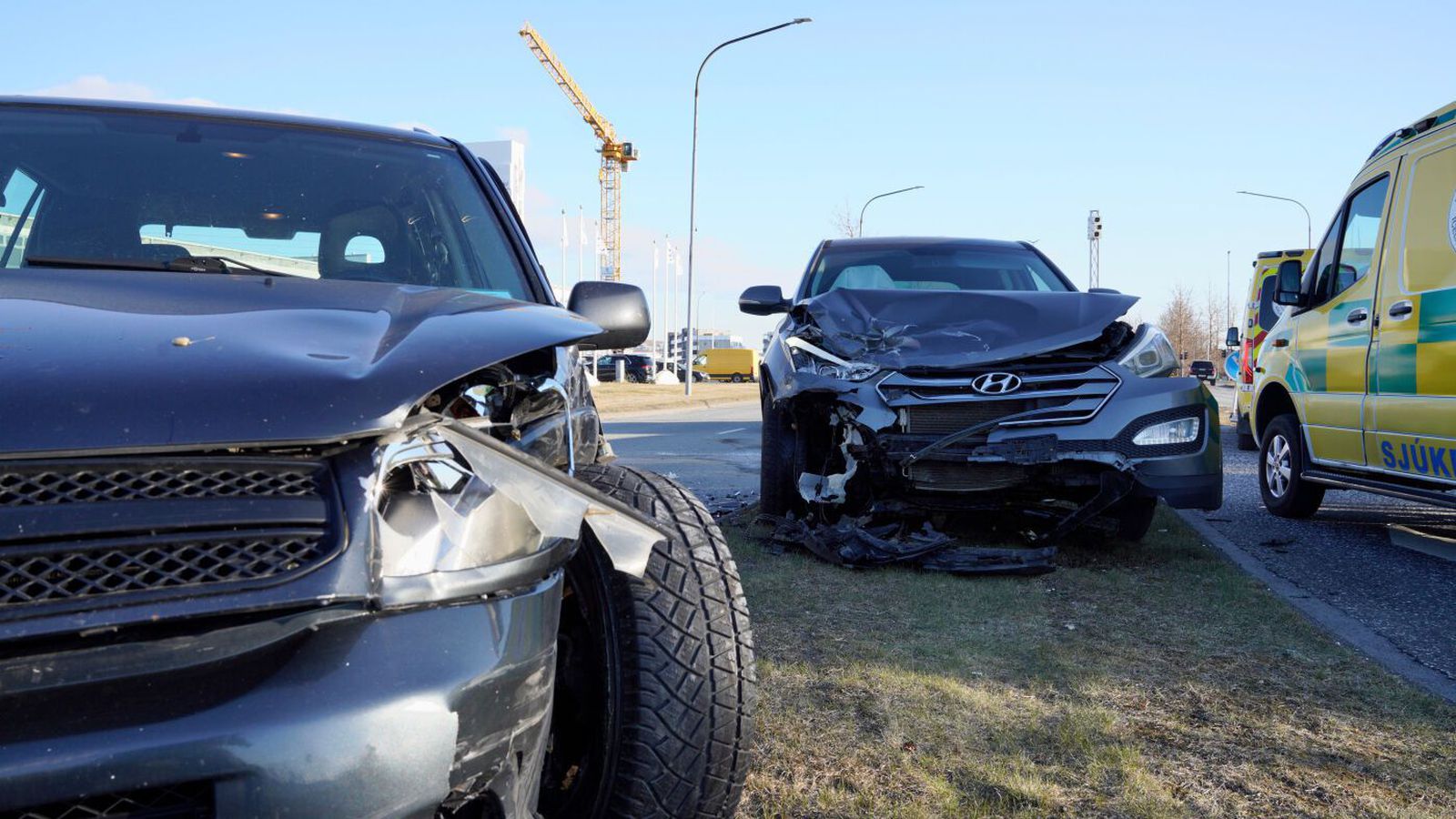 Tveggja bíla á­rekstur á Reykjavíkurvegi