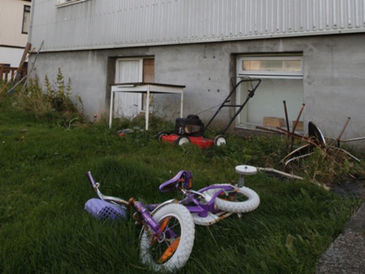 Af vettvangi Konan bankaði upp á í þessu húsi og stakk stúlkuna í brjóstið þegar hún kom til dyra. Hún var handtekin skömmu síðar á heimili sínu.
Fréttablaðið/Vilhelm