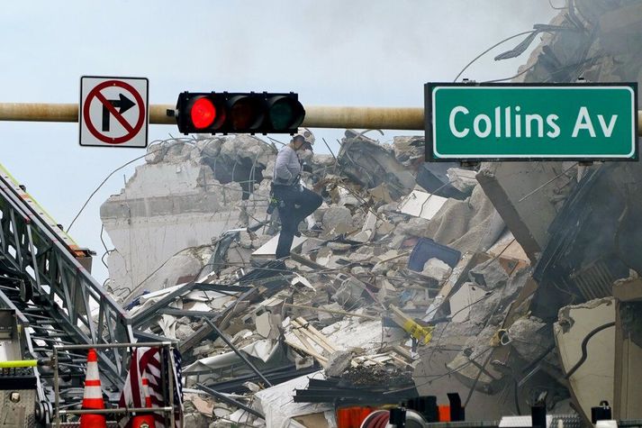 Ekki liggur fyrir hvað varð til þess að hin fjörutíu ára gamla bygging á horni Collins-strætis og 88. strætis hrundi snemma á fimmtudagsmorgun.