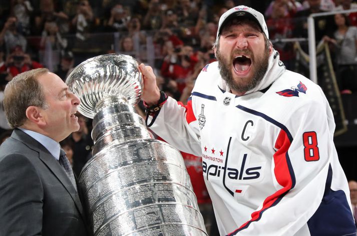 Tannlaus og glæsilegur Ovechkin tekur hér við Stanley-bikarnum.