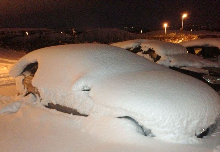 Byrjað er að ryðja snjó á helstu umferðaræðum en allar hliðargötur eru eftir.