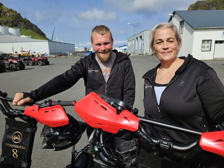 Rafskutlurnar með sætunum hafa slegið í gegn hjá Hreiðari og Ingibjörgu í Vestmannaeyjum í sumar en þau eru með fyrirtækið „Eyjascooter”.