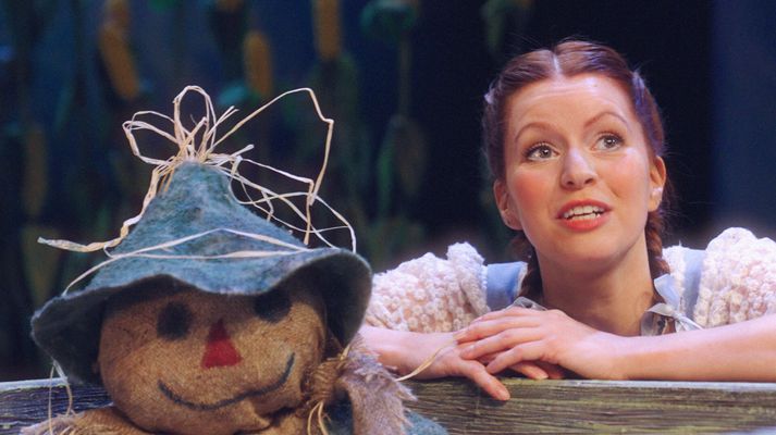 Þórey Birgisdóttir leikur Dóróteu og syngur „Bak við regnbogabrúna“ í sýningunni og tónlistarmyndbandinu.