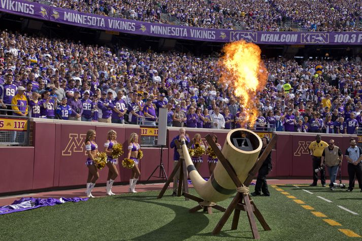 Blásið í Gjallarhornið á gamla heimavelli Minnesota Vikings.