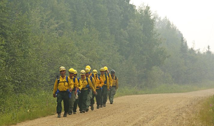 Hópur slökkviliðsmanna sem hefur glímt við Skóflulækjarkjarreldana nærri Fairbanks.