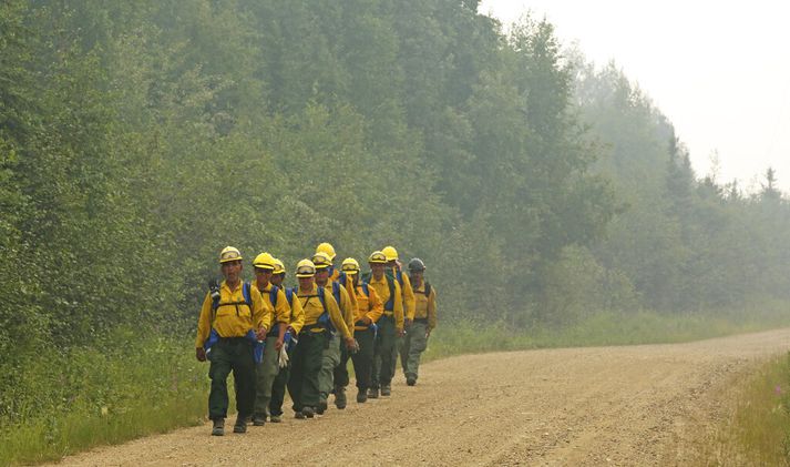 Hópur slökkviliðsmanna sem hefur glímt við Skóflulækjarkjarreldana nærri Fairbanks.