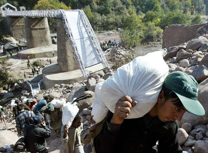 Pakistanar bera hjálpargögn til þurfandi. Svíar hafa látið minna fé af hendi rakna en oft áður.