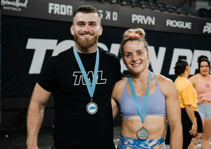 Jay Crouch er í fjórða sætinu eftir fyrsta daginn en Madeline Sturt gerði betur og er í þriðja sætinu.