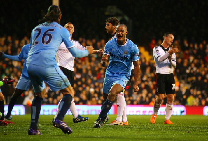 Kompany fagnar markinu sem fór í rétt mark.
