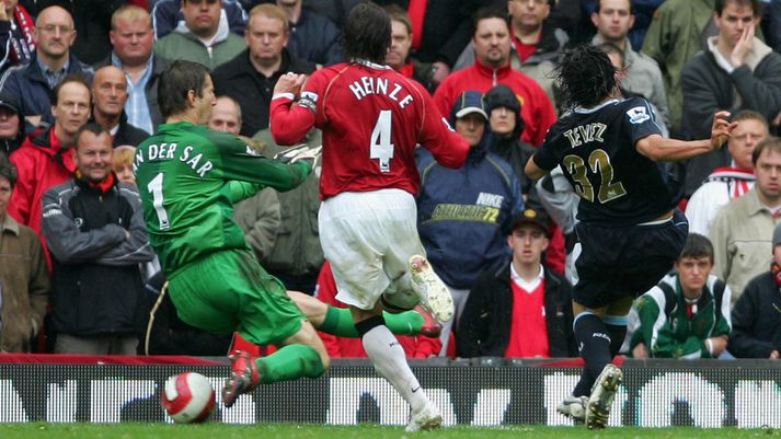 Carlos Tevez skorar hér frægt sigurmark fyrir West Ham á Old Trafford vorið 2007.