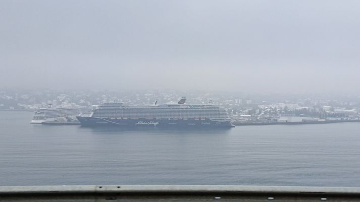 Hér má sjá gosmóðuna hanga yfir Akureyri
