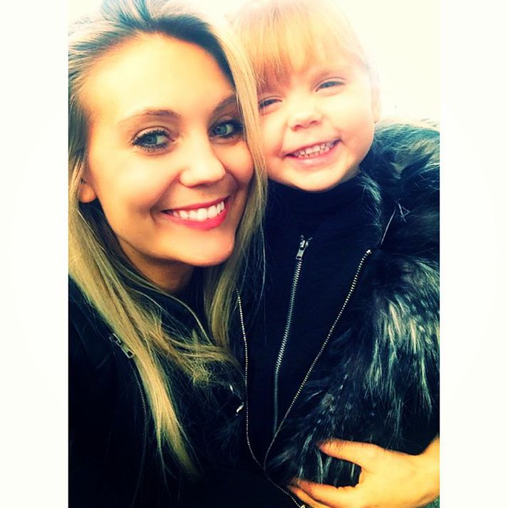 Manuela og Elma Rós sem pósar óumbeðin þegar mamma myndir hana.