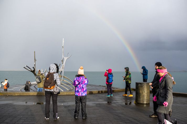 Hiti á landinu verður á bilinu átta til þrettán stig, en aðeins svalara við norðurströndina.