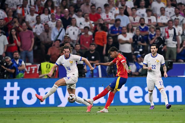 Adrien Rabiot horfir á Lamine Yamal skora jöfnunarmark Spánverja gegn Frökkum.