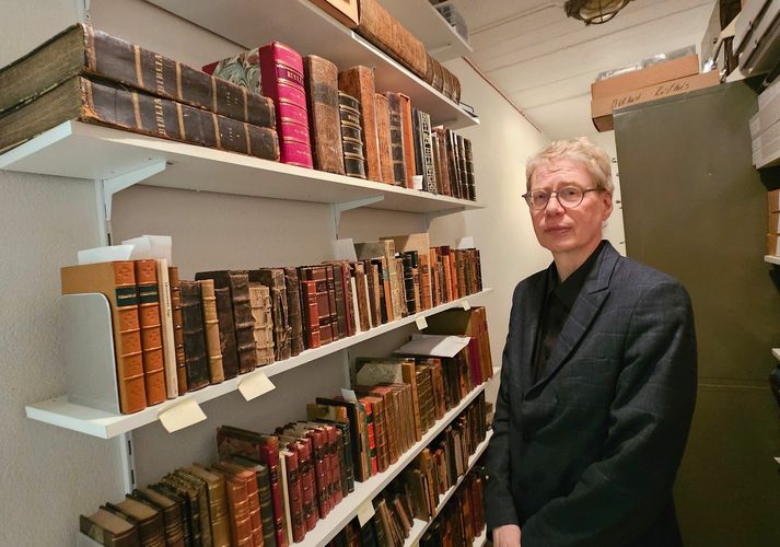 Kári Bjarnason, forstöðumaður Bókasafns Vestmannaeyja, sem er að sjálfsögðu að rifna úr monti yfir glæsilegu biblíusafni safnsins.