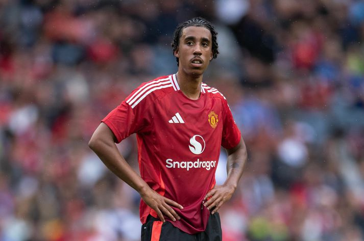Leny Yoro í fyrsta leik sínum með Manchester United en sá leikur endaði ekki vel.