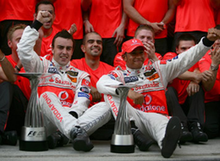 Fernando Alonso og Lewis Hamilton fagna sigri sínum í Malasíu í morgun.