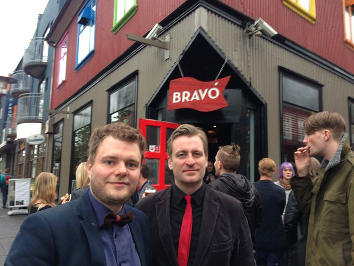 Bravó-bræður, þeir Jón og Baldvin fyrir framan stað sinn en þar ríkir nú mikil opnunargleði.