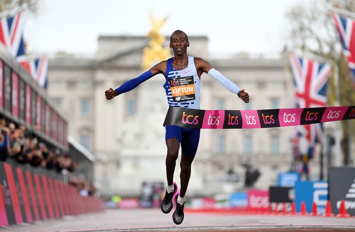 Kelvin Kiptum kemur fyrstur í mark í London maraþoninu á síðasta ári.