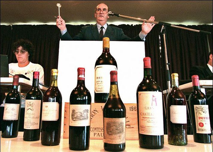 vín frá Rothschild. Starfsemi Rothschild-fjölskyldunnar teygir anga sína langt út fyrir fjármálageirann. Hér eru boðin upp vín frá Château Lafite-Rothschild sem framleidd voru í Frakklandi árið 1806.