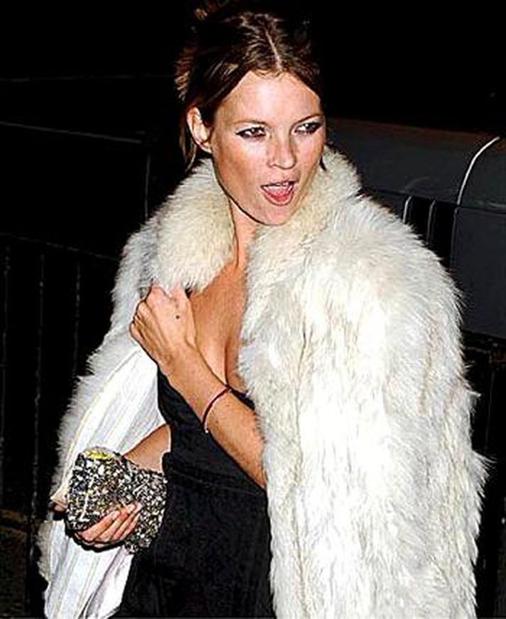 Kate Moss slær ekki slöku við þegar kemur að því að skemmta sér.