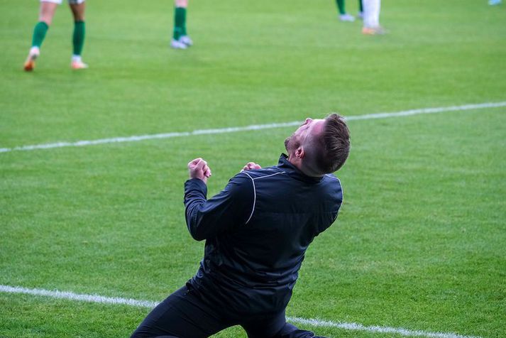 Nik Chamberlain fagnaði vel og innilega í leikslok.