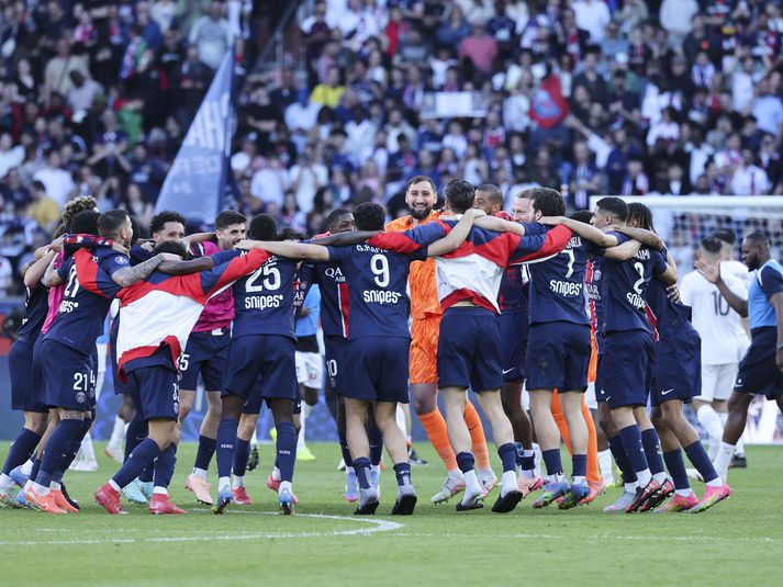 Leikmenn PSG fagna í leikslok.