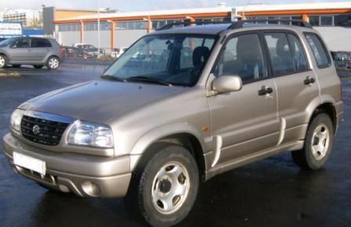 Bifreið sömu gerðar og sú sem leitað er að.