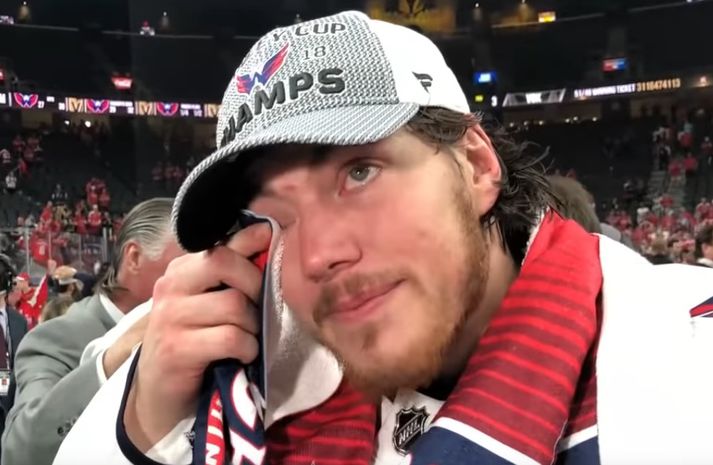 T.J. Oshie með tárin í augunum.