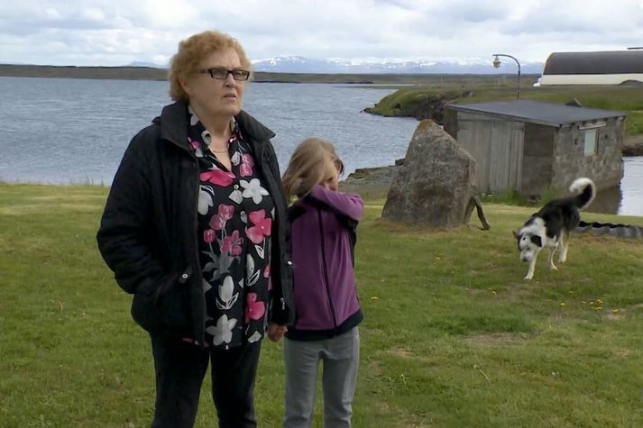 Elín Baldvinsdóttir, húsfreyja í Svartárkoti, ásamt einu af ömmubörnunum.