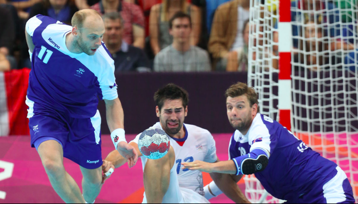 Róbert Gunnarsson vinnur boltann af Karabatic á lykilaugnabliki í leiknum í gærkvöldi.