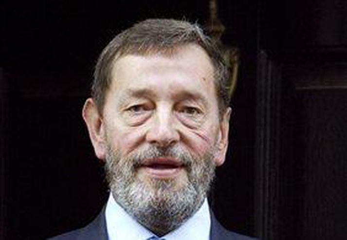 Blunkett fyrir utan heimili sitt í morgun.