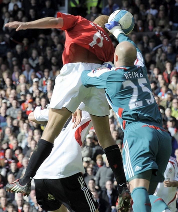 Wes Brown kemur United yfir í fyrri hálfleik.