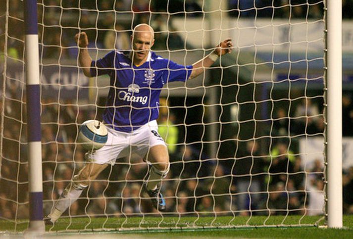 Andy Johnson skorar fyrsta mark Everton í kvöld.
