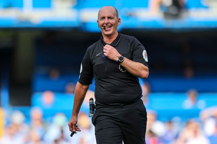 Mike Dean er greinilega spéfugl en spurningin er hvernig það samræmist dómarastörfum.