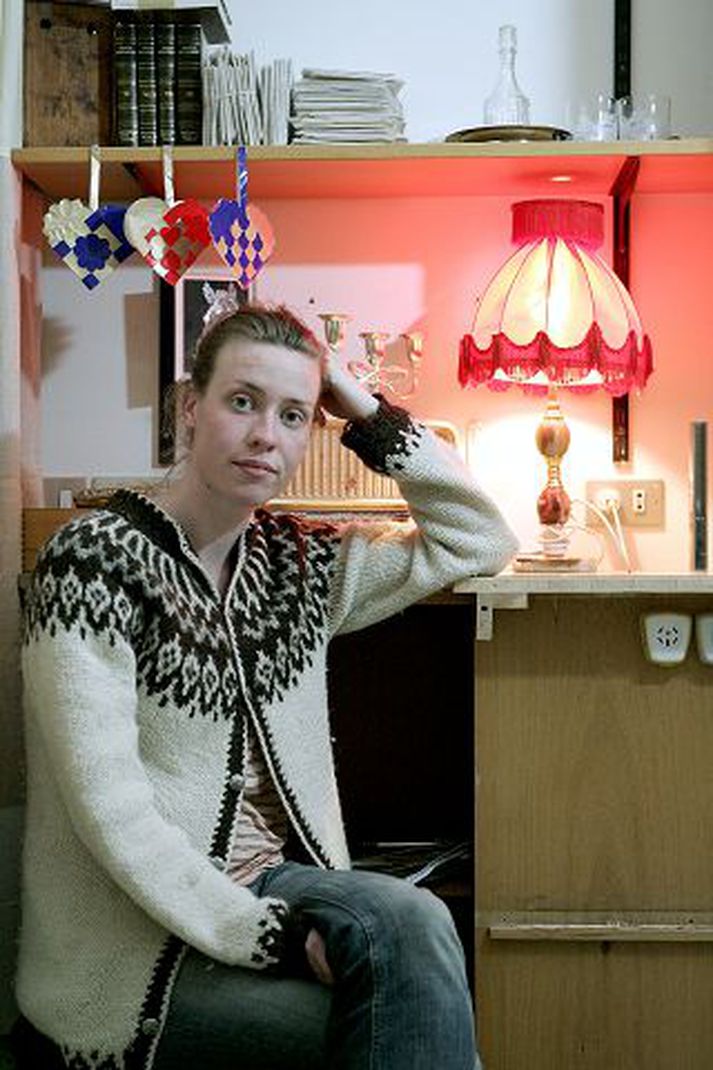 Halldóra Malín Pétursdóttir leikkona Skoðar þjóðsögur og fjöllin fimbulhá á Borgarfirði eystri.  