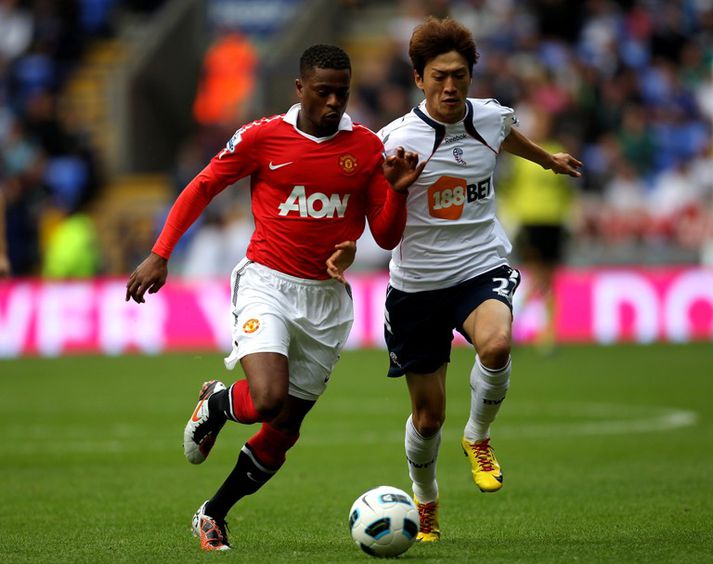 Evra verður hjá United næstu árin.